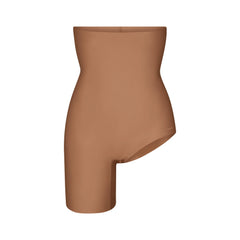 SKIMS BODY LEFT LEG SOLUTION SHORT | SIENNA